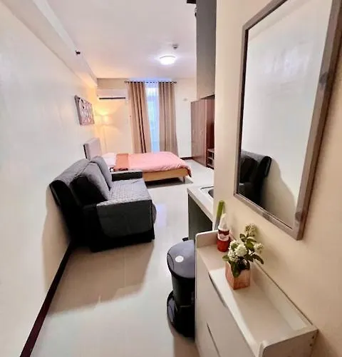 Spacious Unit With Balcony アパート