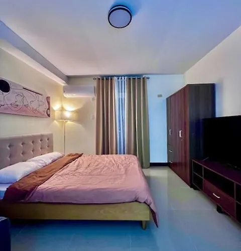Spacious Unit With Balcony *