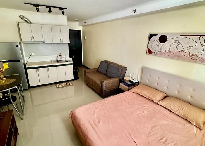 Spacious Unit With Balcony マクタン